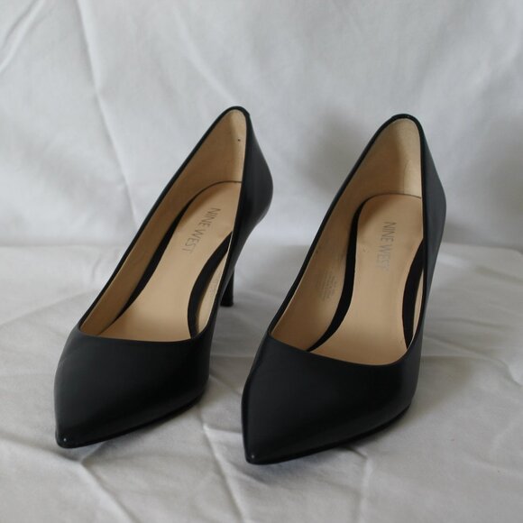 Nine West, Navy blue leather, pointed toe heels, size 6.5. - Picture 1 of 4